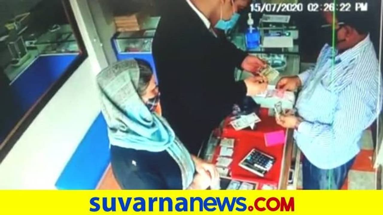 ರೋಣ: ವಿದೇಶಿಗರ ಸೋಗಿನಲ್ಲಿ ಬಂದು 18 ಸಾವಿರ ಎಗರಿಸಿದ ಚಾಲಾಕಿಗಳು..! ರೋಣ: ವಿದೇಶಿಗರ ಸೋಗಿನಲ್ಲಿ ಬಂದು 18 ಸಾವಿರ ಎಗರಿಸಿದ ಚಾಲಾಕಿಗಳು..!