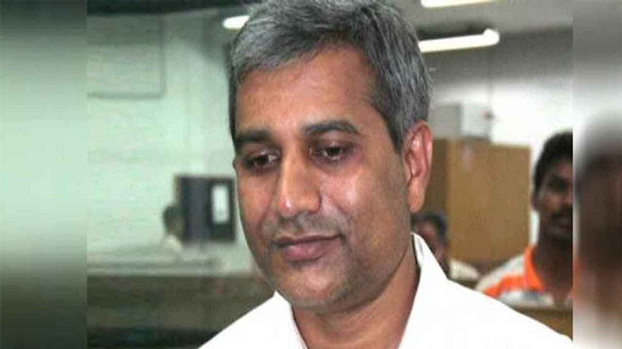 ఐపీఎస్ ప్రతాప్ పై జగన్ సర్కార్ సీరియస్... షోకాజ్ నోటీసులు జారీ ఐపీఎస్ ప్రతాప్ పై జగన్ సర్కార్ సీరియస్... షోకాజ్ నోటీసులు జారీ