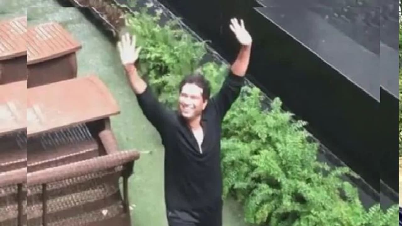 मुंबई की बारिश में ऐसे नहाए सचिन तेंदुलकर, बोले याद आ गया बचपन मुंबई की बारिश में ऐसे नहाए सचिन तेंदुलकर, बोले याद आ गया बचपन