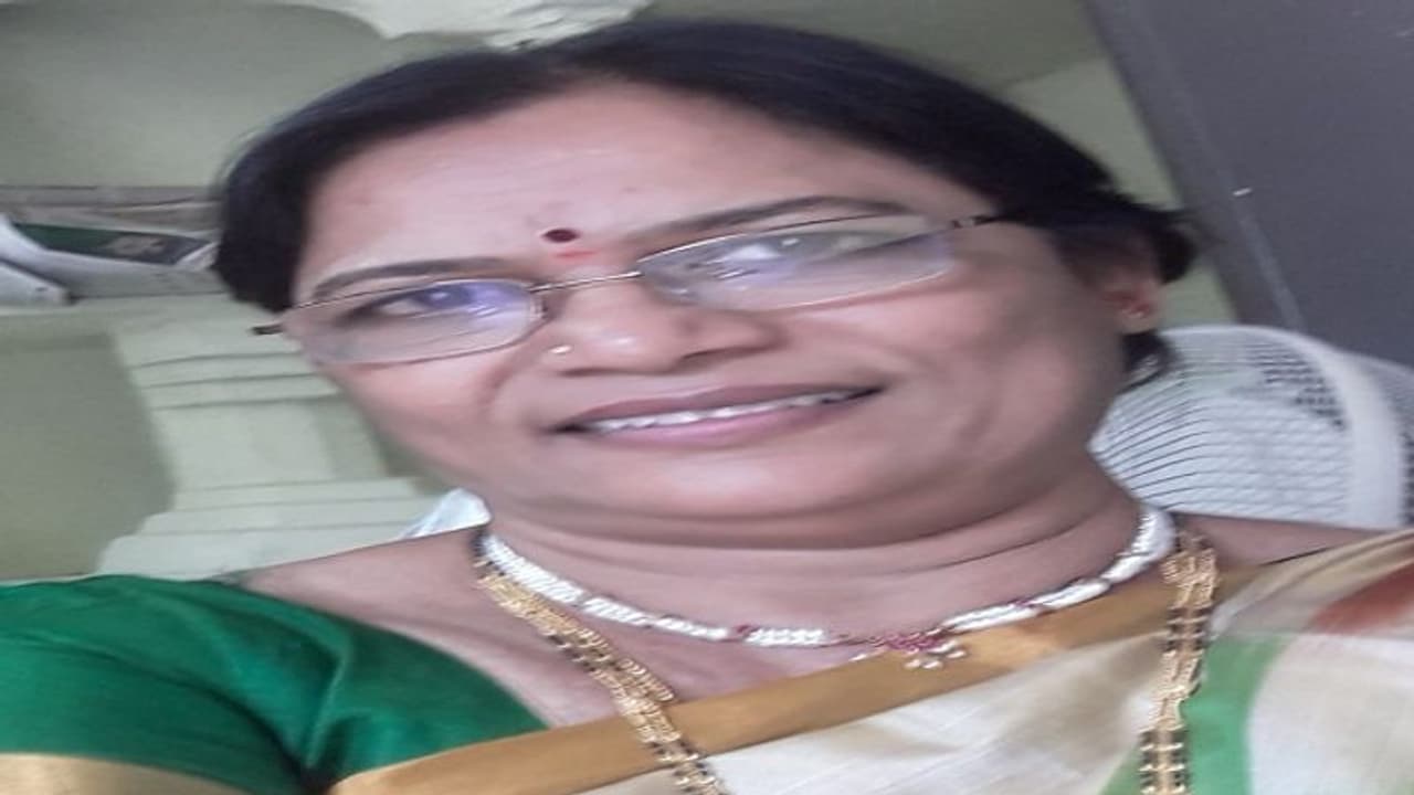 జ్వలిత తెలుగు కవిత: పక్కనే వెన్ను పోట్లుంటాయి జ్వలిత తెలుగు కవిత: పక్కనే వెన్ను పోట్లుంటాయి