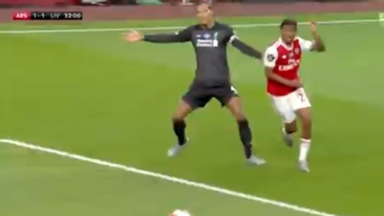 'തകര്പ്പന് അസിസ്റ്റ്'; നിങ്ങളാണോ ലോകത്തെ മികച്ച പ്രതിരോധതാരം? പിഴവ് സംഭവിച്ച വാന് ഡൈക്കിന് പരിഹാസം വീഡിയോ 'തകര്പ്പന് അസിസ്റ്റ്'; നിങ്ങളാണോ ലോകത്തെ മികച്ച പ്രതിരോധതാരം? പിഴവ് സംഭവിച്ച വാന് ഡൈക്കിന് പരിഹാസം വീഡിയോ