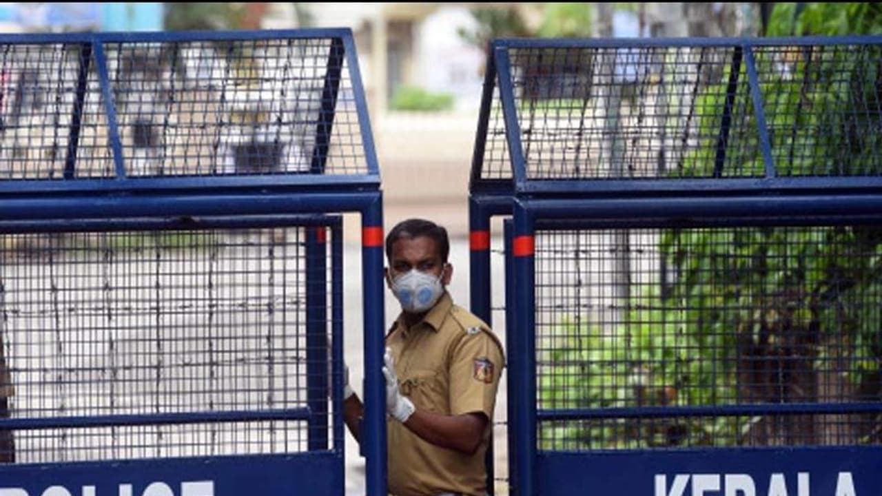 രക്ഷാപ്രവർത്തനത്തിന് തടസമാകുന്നു; വയനാട്ടിലേക്കുള്ള അനാവശ്യ യാത്രക്കാരെ ഈങ്ങാപ്പുഴയിൽ തടയുമെന്ന് അറിയിപ്പ് രക്ഷാപ്രവർത്തനത്തിന് തടസമാകുന്നു; വയനാട്ടിലേക്കുള്ള അനാവശ്യ യാത്രക്കാരെ ഈങ്ങാപ്പുഴയിൽ തടയുമെന്ന് അറിയിപ്പ്