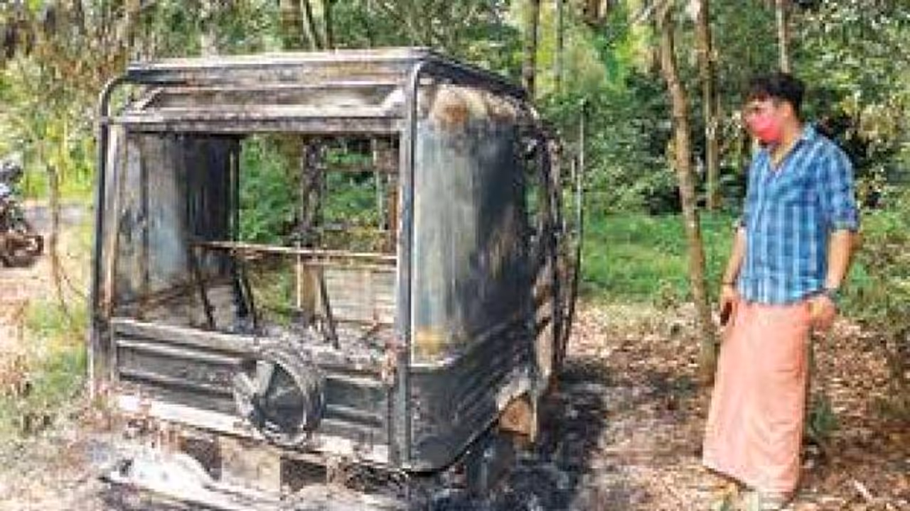 റോഡരികിൽ നിർത്തിയിട്ട ഓട്ടോറിക്ഷ കത്തിനശിച്ച നിലയിൽ റോഡരികിൽ നിർത്തിയിട്ട ഓട്ടോറിക്ഷ കത്തിനശിച്ച നിലയിൽ