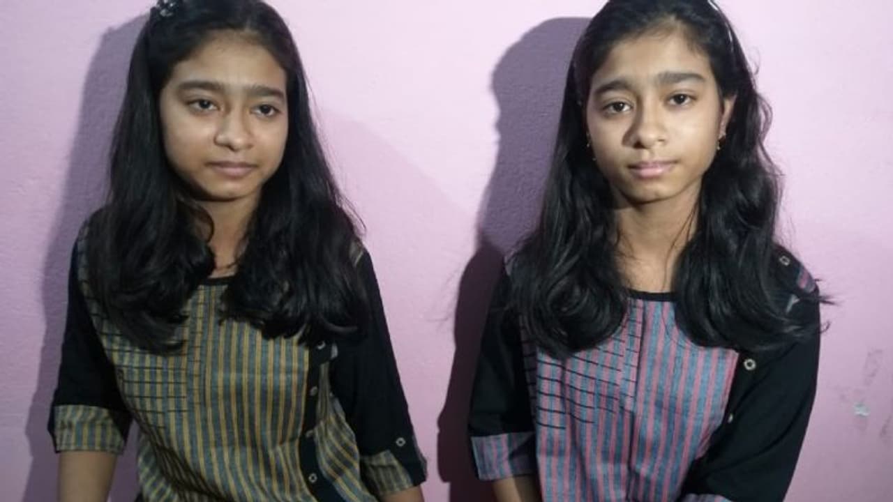মাধ্যমিকে প্রান্ত নম্বরও সমান সমান, যমজ বোনের কীর্তিতে হতবাক পাড়া প্রতিবেশীরা মাধ্যমিকে প্রান্ত নম্বরও সমান সমান, যমজ বোনের কীর্তিতে হতবাক পাড়া প্রতিবেশীরা