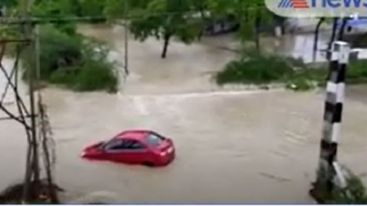 ఉత్తరాఖండ్ లో నదిలో కొట్టుకుపోయిన కారు, 9మంది మృతి ఉత్తరాఖండ్ లో నదిలో కొట్టుకుపోయిన కారు, 9మంది మృతి