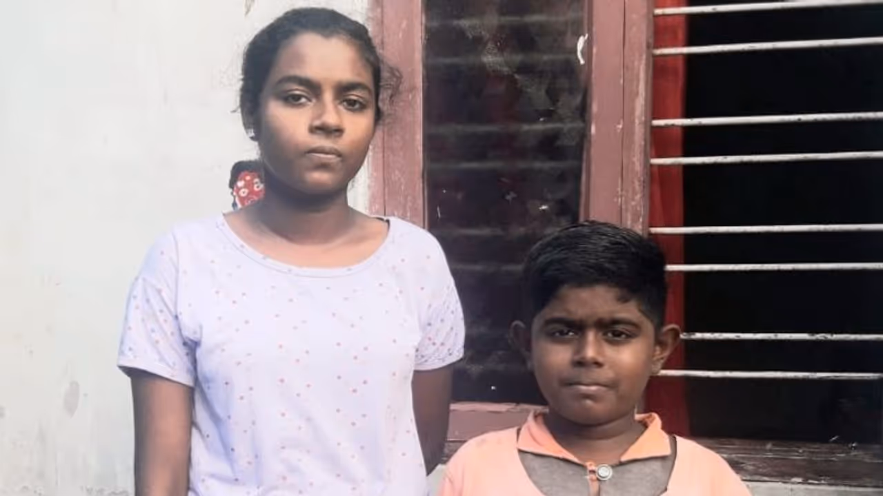 സ്മാര്ട്ട്ഫോണില്ല, അശ്വിനിക്കും അനന്തകൃഷ്ണനും പഠിക്കാന് സഹപാഠികളുടെ കരുണ വേണം സ്മാര്ട്ട്ഫോണില്ല, അശ്വിനിക്കും അനന്തകൃഷ്ണനും പഠിക്കാന് സഹപാഠികളുടെ കരുണ വേണം