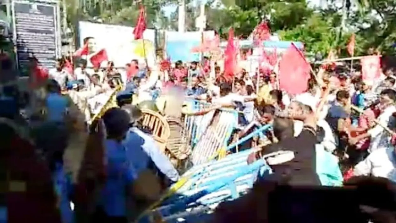 পুলিশ বিক্ষোভকারী সংঘর্ষে রণক্ষেত্র মুর্শিদাবাদ, আটক কমপক্ষে ৩৬ আহত ২০ পুলিশ বিক্ষোভকারী সংঘর্ষে রণক্ষেত্র মুর্শিদাবাদ, আটক কমপক্ষে ৩৬ আহত ২০