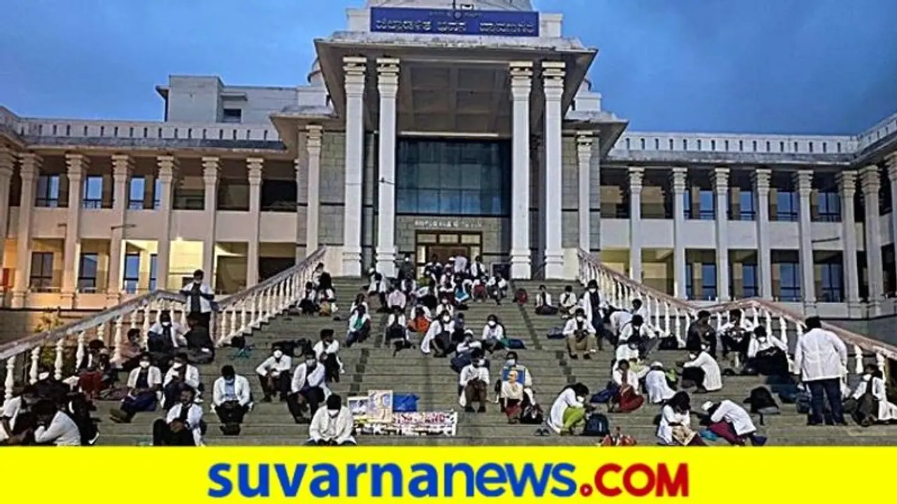 ಕರ್ತವ್ಯ ಬಹಿಷ್ಕರಿಸಿದ ಆಯುಷ್ ವೈದ್ಯರು: 2000 ಸರ್ಕಾರಿ ವೈದ್ಯರಿಂದ ರಾಜೀನಾಮೆ ಕರ್ತವ್ಯ ಬಹಿಷ್ಕರಿಸಿದ ಆಯುಷ್ ವೈದ್ಯರು: 2000 ಸರ್ಕಾರಿ ವೈದ್ಯರಿಂದ ರಾಜೀನಾಮೆ