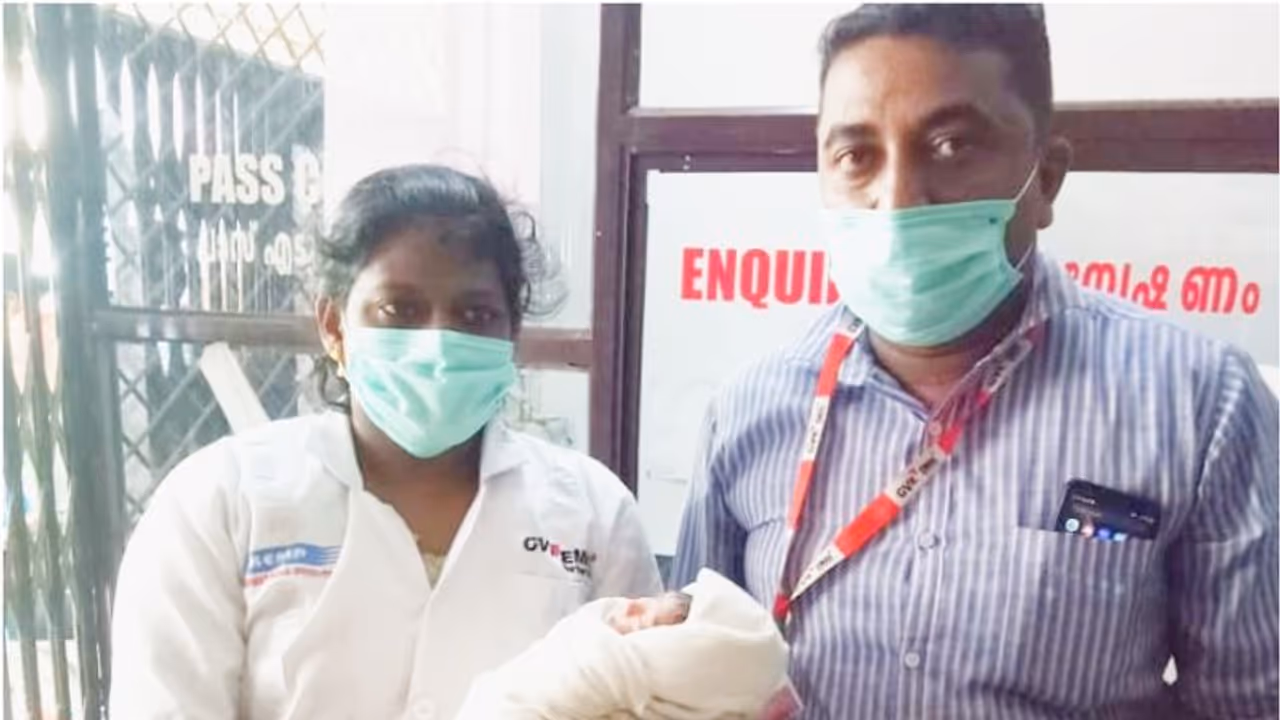 ആശുപത്രിയലേക്ക് പോകും വഴി പ്രസവം; അമ്മയ്ക്കും കുഞ്ഞിനും രക്ഷകരായി 108 ആംബുലൻസ് ജീവനക്കാർ ആശുപത്രിയലേക്ക് പോകും വഴി പ്രസവം; അമ്മയ്ക്കും കുഞ്ഞിനും രക്ഷകരായി 108 ആംബുലൻസ് ജീവനക്കാർ