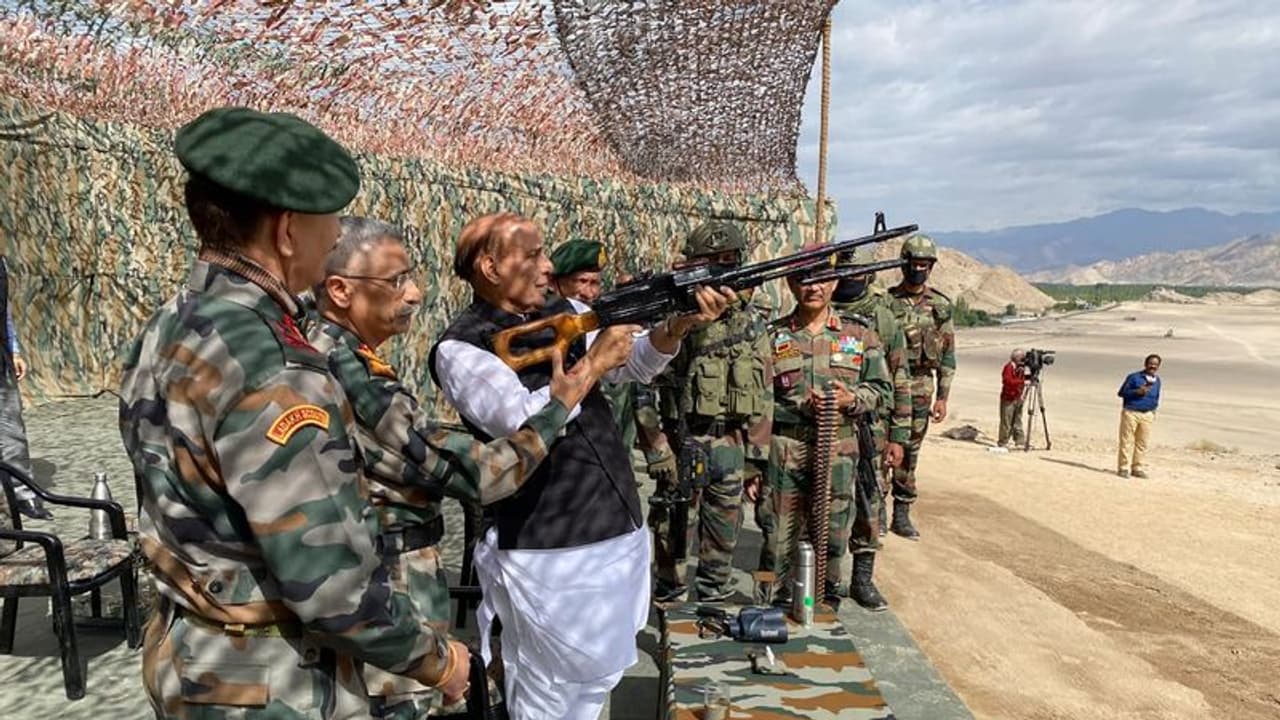 ১০১টি প্রতিরক্ষা সরঞ্জাম আমদানীর ওপর নিষেধাজ্ঞা, রাজনাথের তালিকায় রয়েছে আর্টিলারি অ্য়াসল্ট রাইফেল