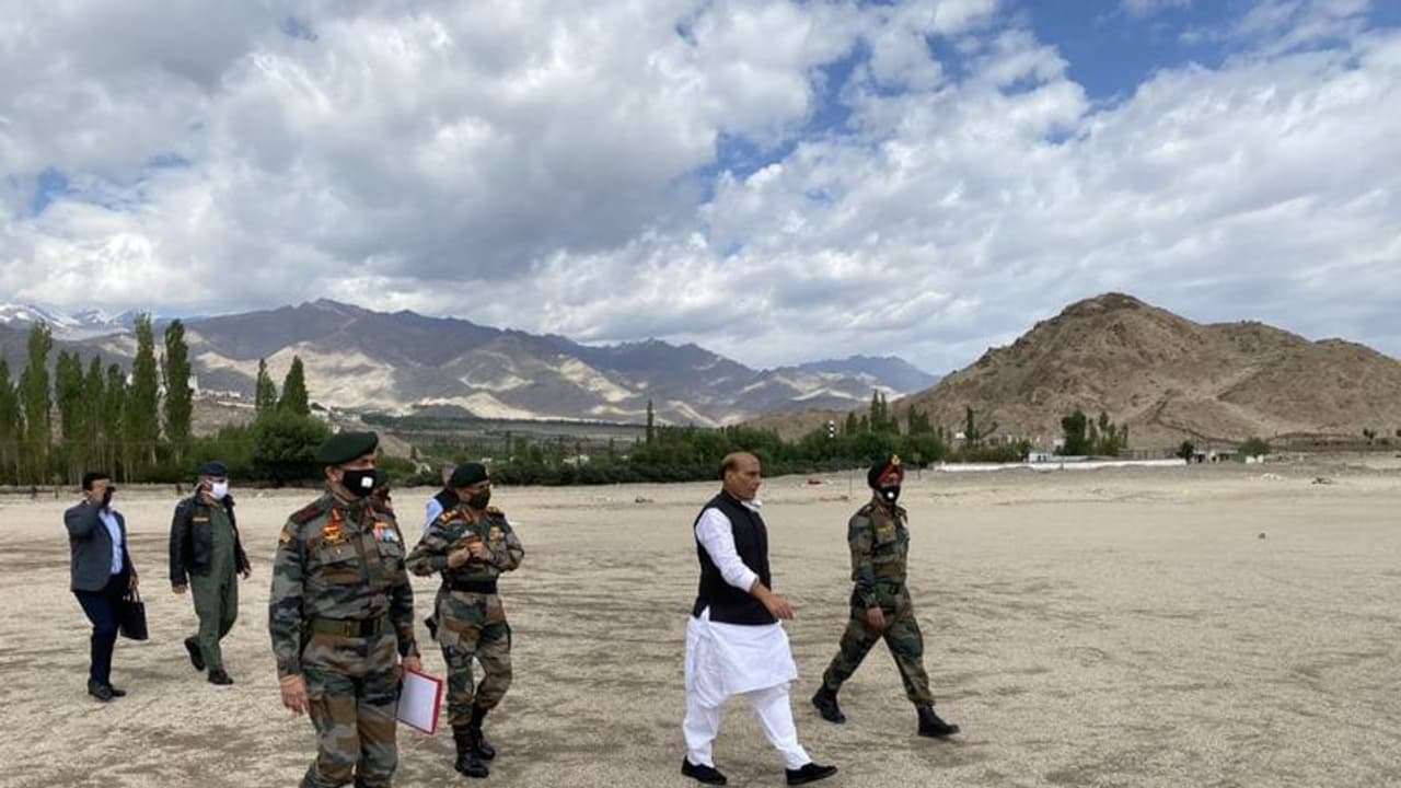 লুকুং এ ১৬ নম্বর বিহার রেজিমেন্টের সৈন্যদের সঙ্গে রাজনাথ সিং, জওয়ানদের কী বললেন প্রতিরক্ষামন্ত্রী লুকুং এ ১৬ নম্বর বিহার রেজিমেন্টের সৈন্যদের সঙ্গে রাজনাথ সিং, জওয়ানদের কী বললেন প্রতিরক্ষামন্ত্রী