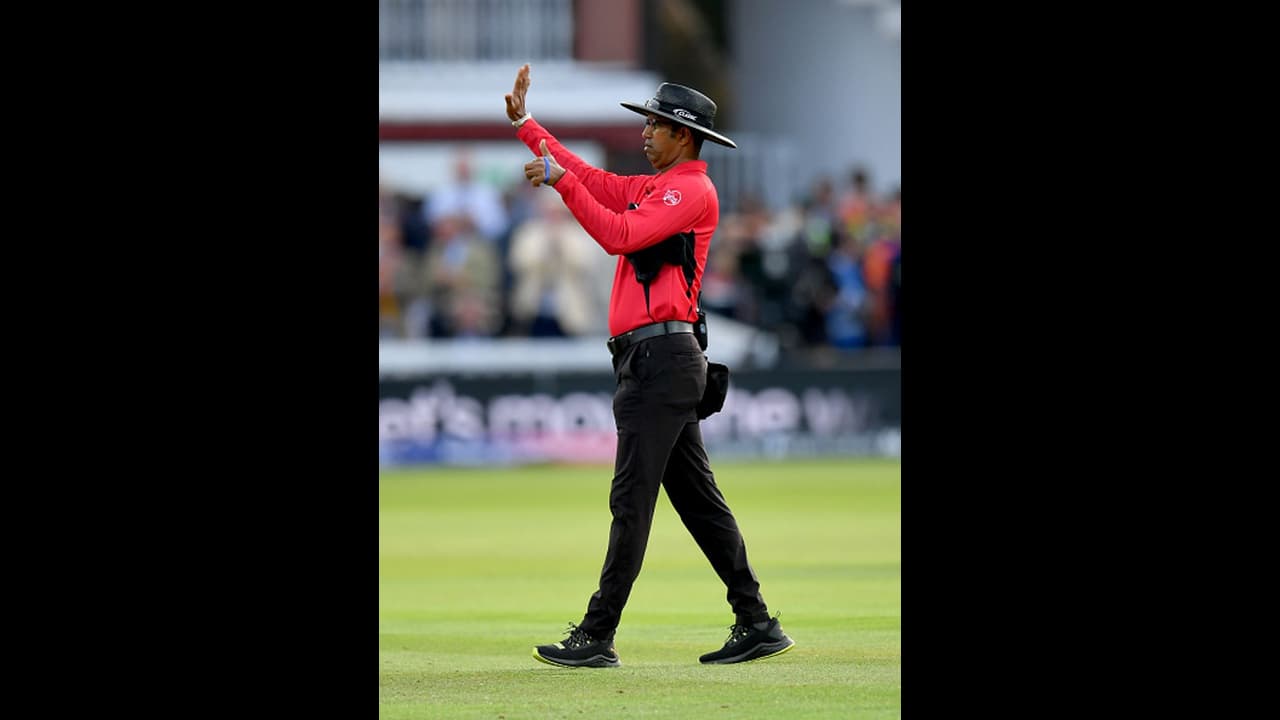 പതിവ് മുടങ്ങിയില്ല; ലോകകപ്പ് ഫൈനലിന് ശേഷം ഇത്തവണയും ധർമ്മസേനയുടെ സെല്‍ഫി, കൂടെ ആര്? 