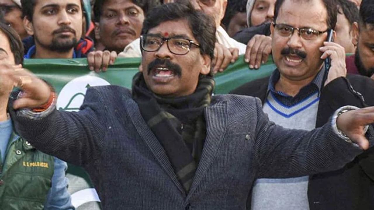 అసెంబ్లీలో ప్రత్యేకంగా నమాజ్ రూమ్.. ‘హరే రామా’ నినాదాలతో బీజేపీ ఎమ్మెల్యే ఆందోళనలు అసెంబ్లీలో ప్రత్యేకంగా నమాజ్ రూమ్.. ‘హరే రామా’ నినాదాలతో బీజేపీ ఎమ్మెల్యే ఆందోళనలు