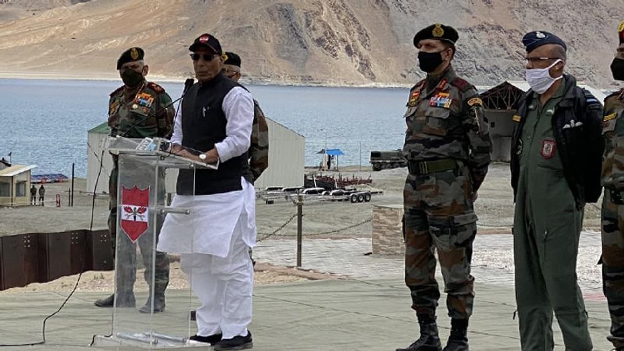 लद्दाख में गरजे राजनाथ सिंह, कहा दुनिया की कोई शक्ति भारत की एक इंच भी जमीन नहीं ले सकती लद्दाख में गरजे राजनाथ सिंह, कहा दुनिया की कोई शक्ति भारत की एक इंच भी जमीन नहीं ले सकती