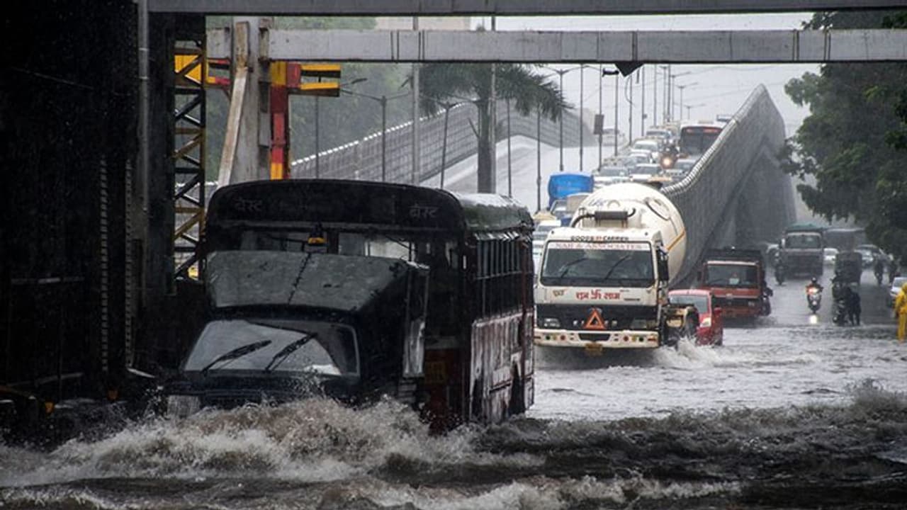 వరదలో కొట్టుకుపోతున్న వాహనాలు: హైదరాబాద్ బెజవాడల మధ్య రాకపోకలు బంద్ వరదలో కొట్టుకుపోతున్న వాహనాలు: హైదరాబాద్ బెజవాడల మధ్య రాకపోకలు బంద్