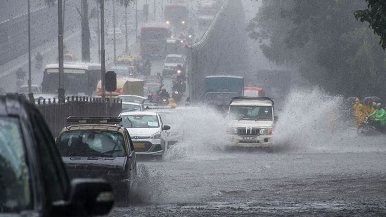 రానున్న 4 5గంటల్లో భారీ వర్షాలు... ఆ జిల్లాలకు పొంచివున్న ప్రమాదం రానున్న 4 5గంటల్లో భారీ వర్షాలు... ఆ జిల్లాలకు పొంచివున్న ప్రమాదం