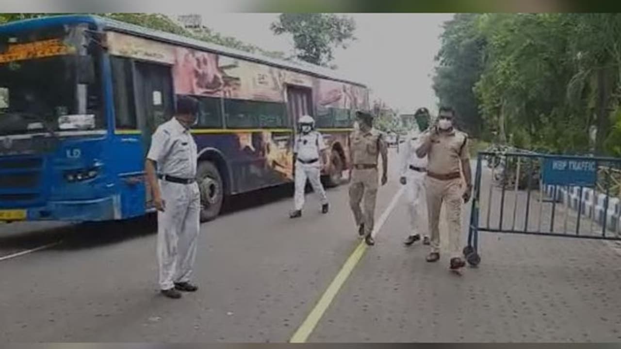 'মাস্ক না পরলেই নেওয়া হবে কড়া পদক্ষেপ', কনটেনমেন্ট জোন ঘুরলেন বিধান নগর সিপি 'মাস্ক না পরলেই নেওয়া হবে কড়া পদক্ষেপ', কনটেনমেন্ট জোন ঘুরলেন বিধান নগর সিপি