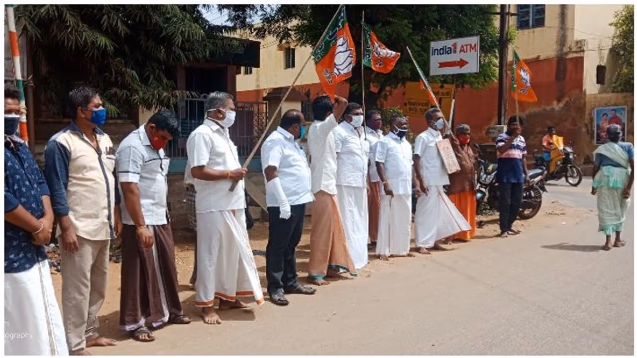 கம்பி எண்ண செல்லும் முன் கறுப்பர் கூட்டத்தை கதறடித்த பாஜக... நீதிமன்றம் முன் அதிரடி..! கம்பி எண்ண செல்லும் முன் கறுப்பர் கூட்டத்தை கதறடித்த பாஜக... நீதிமன்றம் முன் அதிரடி..!