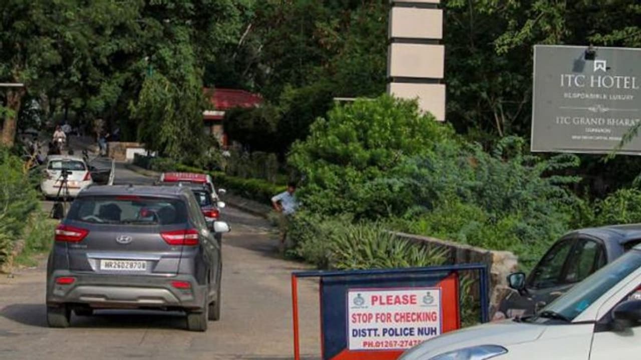 राजस्थान SOG टीम मानेसर पहुंची तो हरियाणा पुलिस ने रोका, डेढ़ घंटे बाद ITC होटल में जाने की इजाजत मिली राजस्थान SOG टीम मानेसर पहुंची तो हरियाणा पुलिस ने रोका, डेढ़ घंटे बाद ITC होटल में जाने की इजाजत मिली