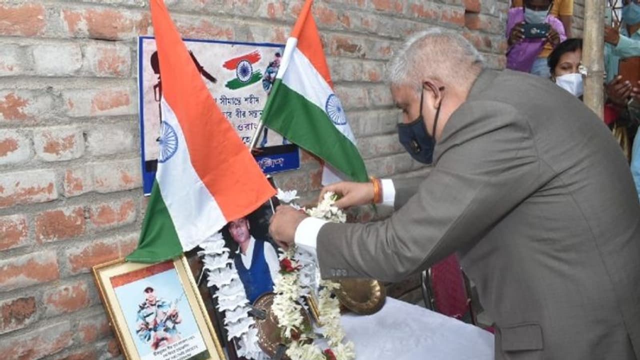 লাদাখে শহিদের বাড়িতে সস্ত্রীক রাজ্যপাল, গরহাজির জেলা প্রশাসনের শীর্ষ আধিকারিকরা লাদাখে শহিদের বাড়িতে সস্ত্রীক রাজ্যপাল, গরহাজির জেলা প্রশাসনের শীর্ষ আধিকারিকরা
