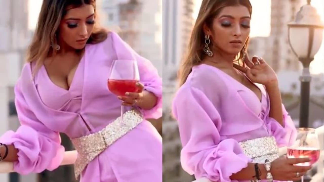 ബോൾഡ് ആൻഡ് ഗ്ലാമറസ് ലുക്കിൽ രേഷ്മ; സോഷ്യൽ മീഡിയയിൽ വൈറലായി വീഡിയോ ബോൾഡ് ആൻഡ് ഗ്ലാമറസ് ലുക്കിൽ രേഷ്മ; സോഷ്യൽ മീഡിയയിൽ വൈറലായി വീഡിയോ