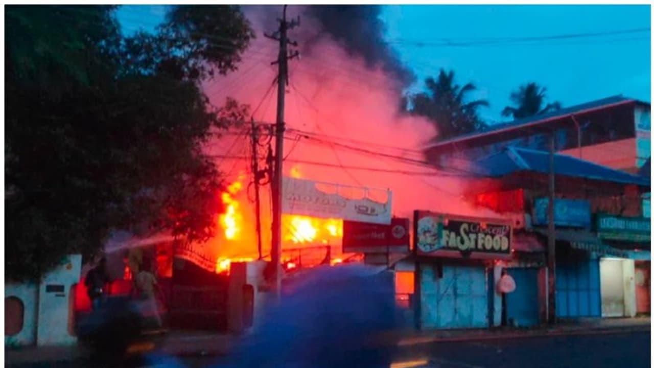 തിരുവനന്തപുരം അമ്പലമുക്കില്‍ ഫാസ്റ്റ് ഫുഡ് കടയില്‍ തീപിടിത്തം