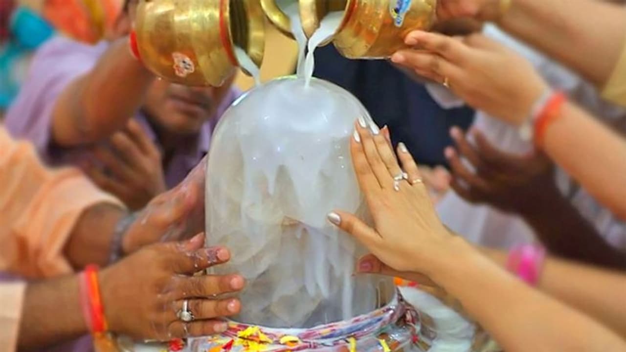 Mahashivratri 2022: ಶಿವನ ಕೃಪೆಗೆ ರಾಶಿಯನುಸಾರ ಮಾಡಿ ರುದ್ರಾಭಿಷೇಕ Mahashivratri 2022: ಶಿವನ ಕೃಪೆಗೆ ರಾಶಿಯನುಸಾರ ಮಾಡಿ ರುದ್ರಾಭಿಷೇಕ
