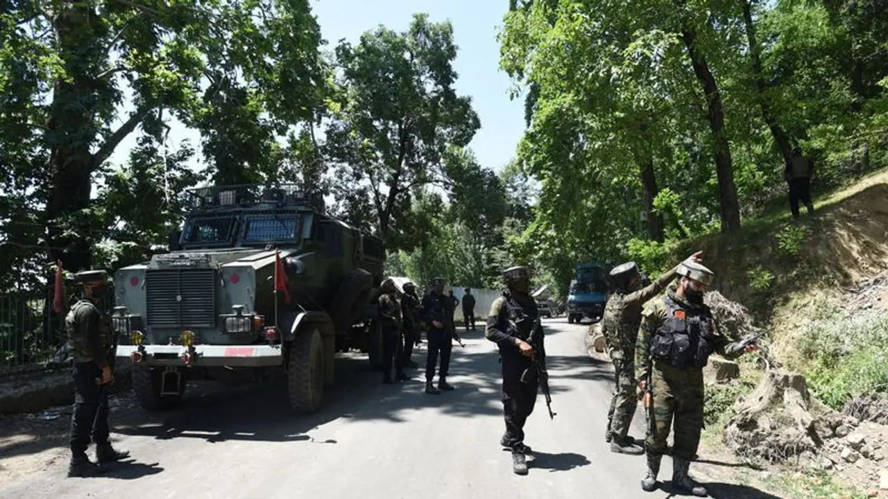 ಪಾಕಿಸ್ತಾನ ರಕ್ತದಾಹಕ್ಕೆ ಅಧಿಕಾರಿ, ಯೋಧ ಸೇರಿ 7 ಬಲಿ: ಕ್ಷಿಪಣಿ, ಡ್ರೋನ್‌ ಭಾಗಗಳು ಪತ್ತೆ