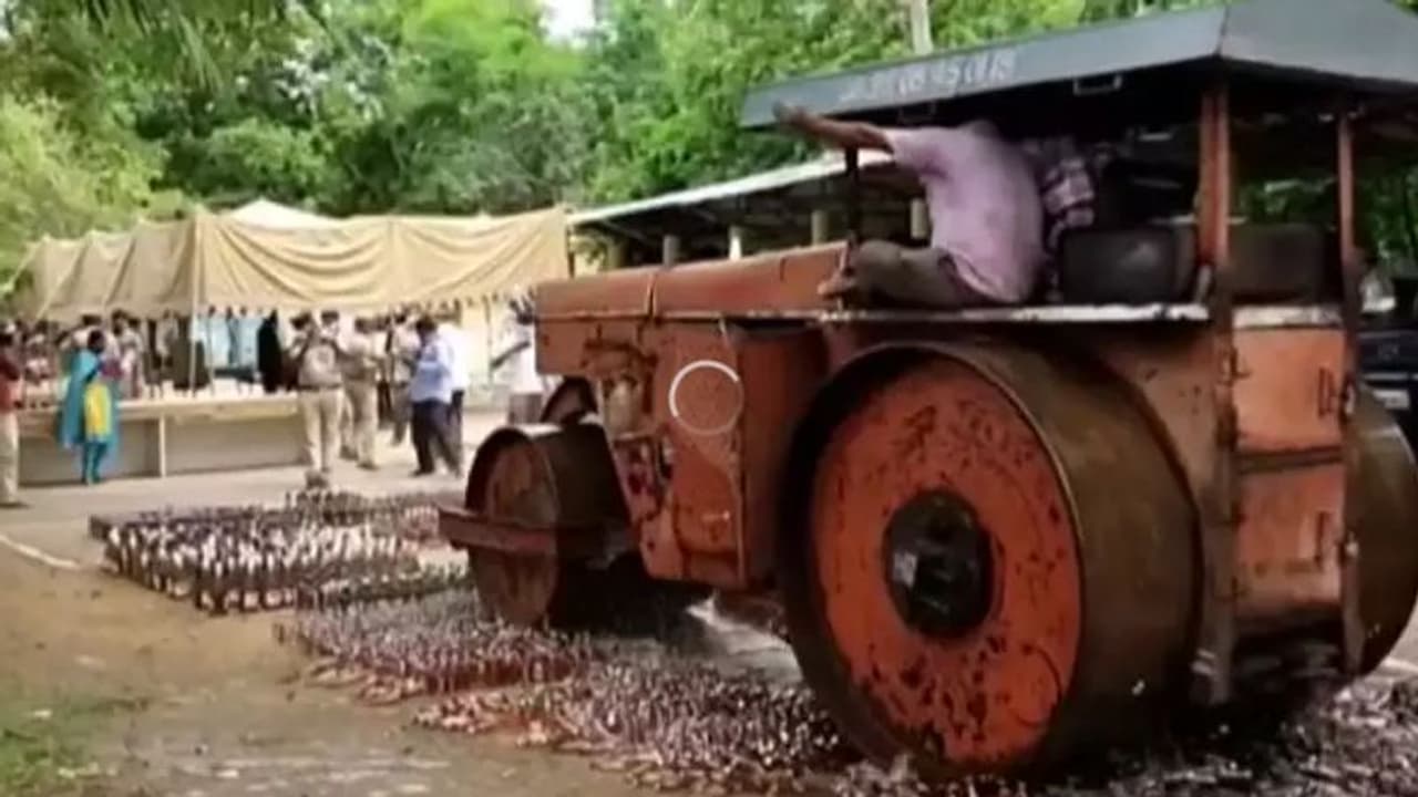 మందు బాబులకు గుండె పగిలే ఘటన.. నడిరోడ్డుపై మద్యం బాటిళ్లను రోడ్డురోలర్తో తొక్కించిన పోలీసులు..! మందు బాబులకు గుండె పగిలే ఘటన.. నడిరోడ్డుపై మద్యం బాటిళ్లను రోడ్డురోలర్తో తొక్కించిన పోలీసులు..!