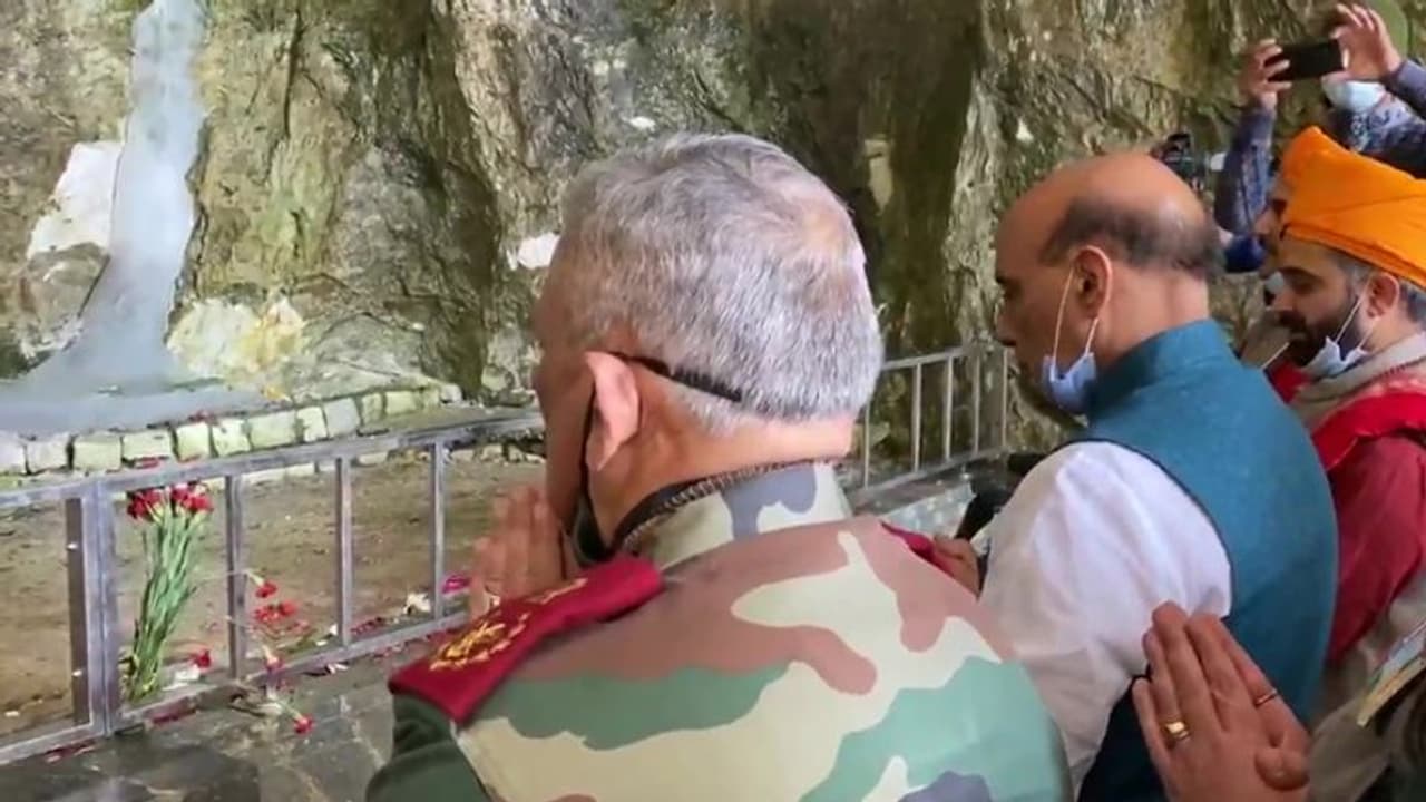 लद्दाख दौरा: बाबा अमरनाथ के दर्शन करने पहुंचे राजनाथ सिंह, सीडीएस और आर्मी चीफ भी रहे साथ लद्दाख दौरा: बाबा अमरनाथ के दर्शन करने पहुंचे राजनाथ सिंह, सीडीएस और आर्मी चीफ भी रहे साथ