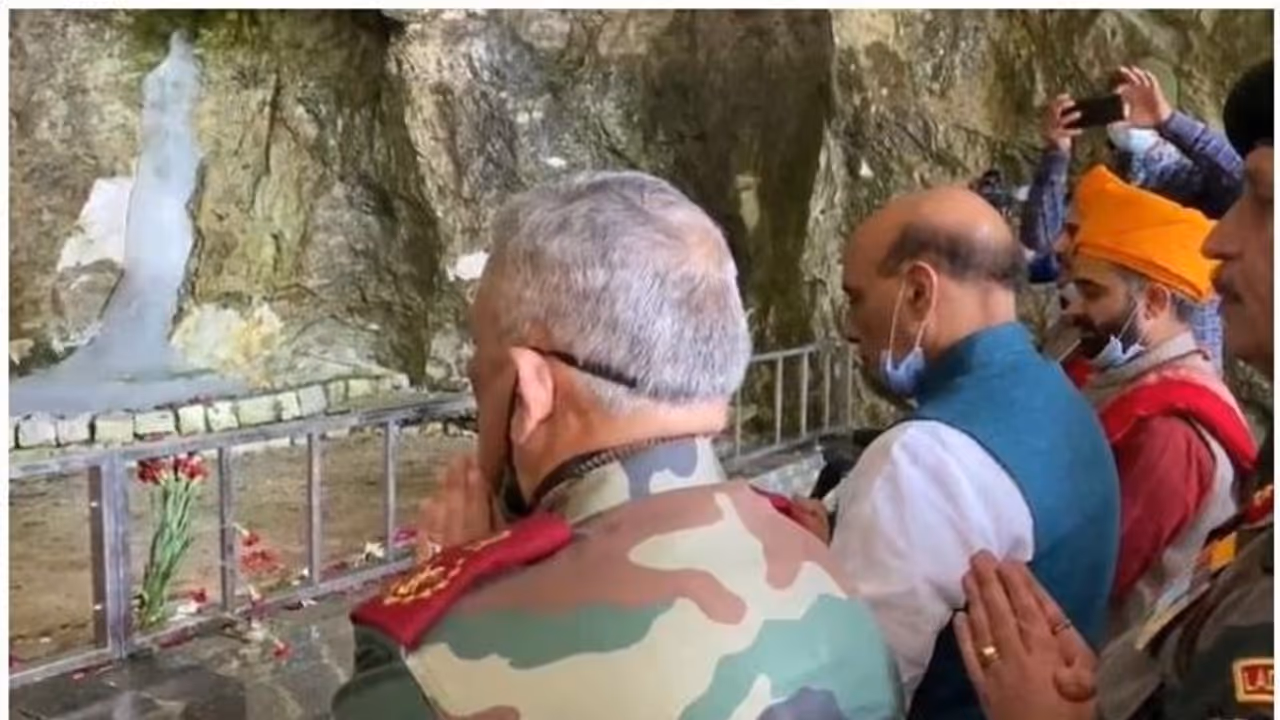 ফাঁস হলো জঙ্গিদের অমরনাথ তীর্থ যাত্রায় হামলার ছক, এর মাঝেই নির্বিঘ্নে পুজো দিলেন রাজনাথ ফাঁস হলো জঙ্গিদের অমরনাথ তীর্থ যাত্রায় হামলার ছক, এর মাঝেই নির্বিঘ্নে পুজো দিলেন রাজনাথ