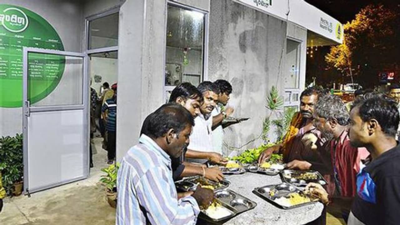 लॉकडाउन में सबका घाटा हुआ, लेकिन इस कैंटीन ने ऐसी तरकीब अपनाई की कमाई पहले से ज्यादा होने लगी लॉकडाउन में सबका घाटा हुआ, लेकिन इस कैंटीन ने ऐसी तरकीब अपनाई की कमाई पहले से ज्यादा होने लगी