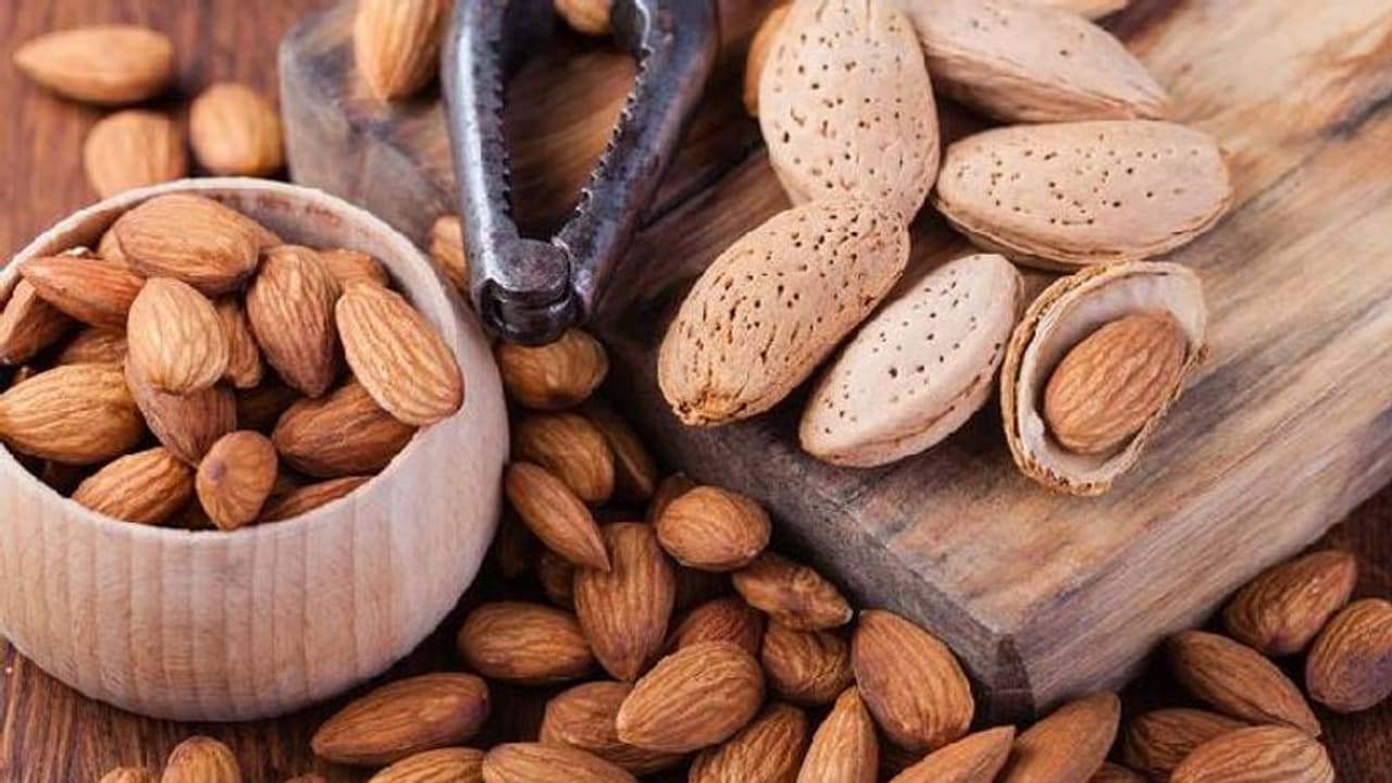 എല്ലാവര്ക്കും ബദാം കഴിക്കാമോ? അറിയാം ഇക്കാര്യങ്ങള്... എല്ലാവര്ക്കും ബദാം കഴിക്കാമോ? അറിയാം ഇക്കാര്യങ്ങള്...