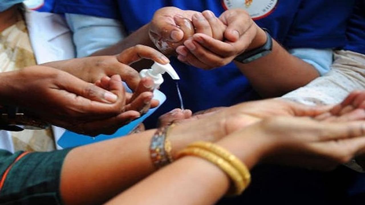 హ్యాండ్ శానిటైజర్లపై 18% జీఎస్టీ ఎందుకంటే..? హ్యాండ్ శానిటైజర్లపై 18% జీఎస్టీ ఎందుకంటే..?