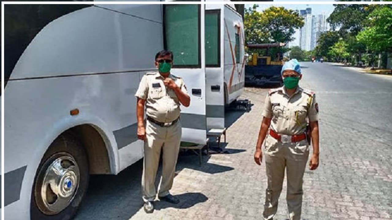 ಪೊಲೀಸರಿಗೆ ನೆರವಾಯ್ತು ಸಿನಿಮಾ ನಟ ನಟಿಯರ ವ್ಯಾನಿಟಿ ವ್ಯಾನ್!