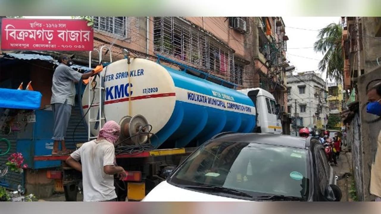 লাগাম ছাড়া ভিড় বিক্রমগড় বাজারে, সিল করে স্যানিটাইজ করল কলকাতা পুরসভা লাগাম ছাড়া ভিড় বিক্রমগড় বাজারে, সিল করে স্যানিটাইজ করল কলকাতা পুরসভা