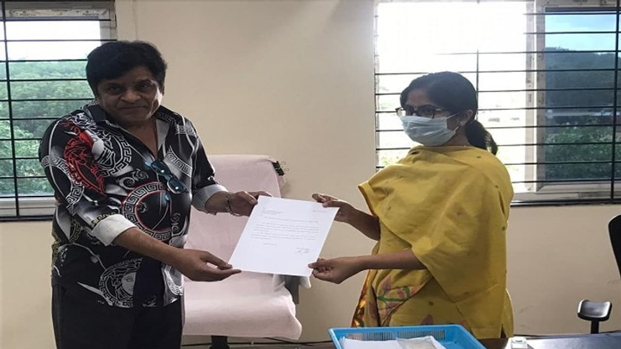 నా నేత జగన్ కు చిక్కులు వద్దని ఫిర్యాదు: నకిలీ ఖాతాపై అలీ నా నేత జగన్ కు చిక్కులు వద్దని ఫిర్యాదు: నకిలీ ఖాతాపై అలీ