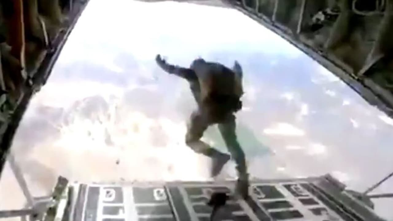 ಲಡಾಖ್ನಲ್ಲಿ ಭಾರತೀಯ ಸೇನೆ ಸಮರಭ್ಯಾಸ; ಯುದ್ಧ ವಿಮಾನದಿಂದ ಜಿಗಿದು ಸಾಹಸ ಪ್ರದರ್ಶನ! ಲಡಾಖ್ನಲ್ಲಿ ಭಾರತೀಯ ಸೇನೆ ಸಮರಭ್ಯಾಸ; ಯುದ್ಧ ವಿಮಾನದಿಂದ ಜಿಗಿದು ಸಾಹಸ ಪ್ರದರ್ಶನ!