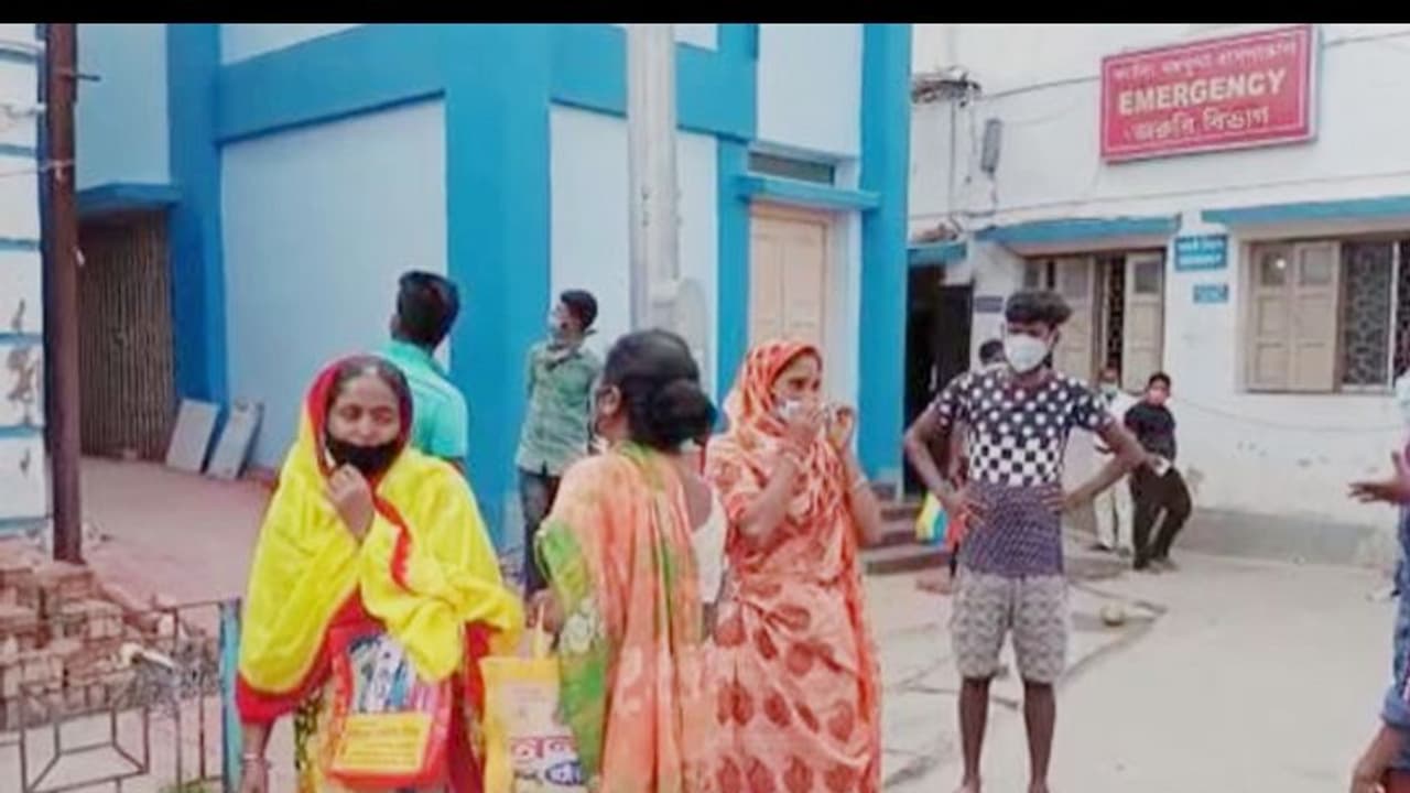 সুপারের 'গাফিলতি'তে ছড়াচ্ছে করোনা , সরকারি হাসপাতালে বিক্ষোভ রোগীর পরিজনদের সুপারের 'গাফিলতি'তে ছড়াচ্ছে করোনা , সরকারি হাসপাতালে বিক্ষোভ রোগীর পরিজনদের