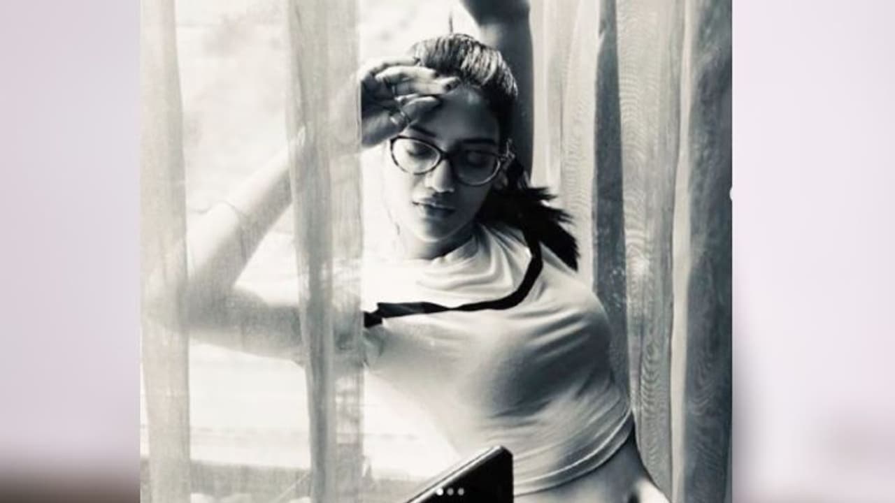 নো মেকআপ লুকেও নুসরতের মধ্যে গ্ল্যামারের ছোঁয়া, বাড়ির পোশাকেই মুগ্ধ টলিউড নো মেকআপ লুকেও নুসরতের মধ্যে গ্ল্যামারের ছোঁয়া, বাড়ির পোশাকেই মুগ্ধ টলিউড