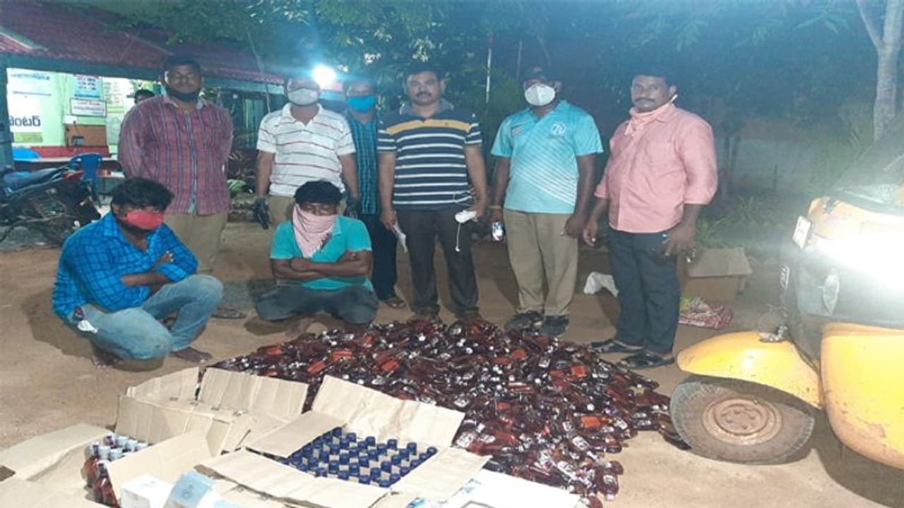 ఏపీలో భారీగా పట్టుబడ్డ తెలంగాణ మద్యం (వీడియో) ఏపీలో భారీగా పట్టుబడ్డ తెలంగాణ మద్యం (వీడియో)