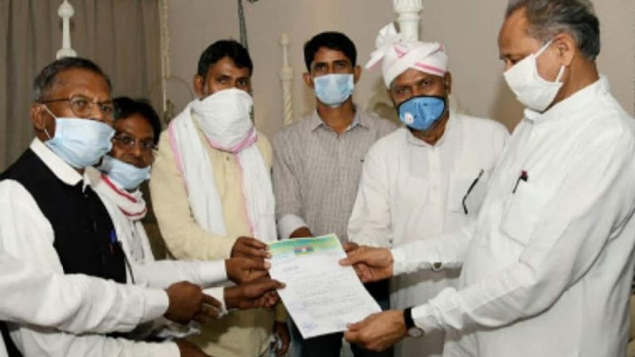 गहलोत सरकार ने बहुमत का किया दावा, राज्यपाल से मुलाकात कर सौंपी विधायकों की लिस्ट गहलोत सरकार ने बहुमत का किया दावा, राज्यपाल से मुलाकात कर सौंपी विधायकों की लिस्ट