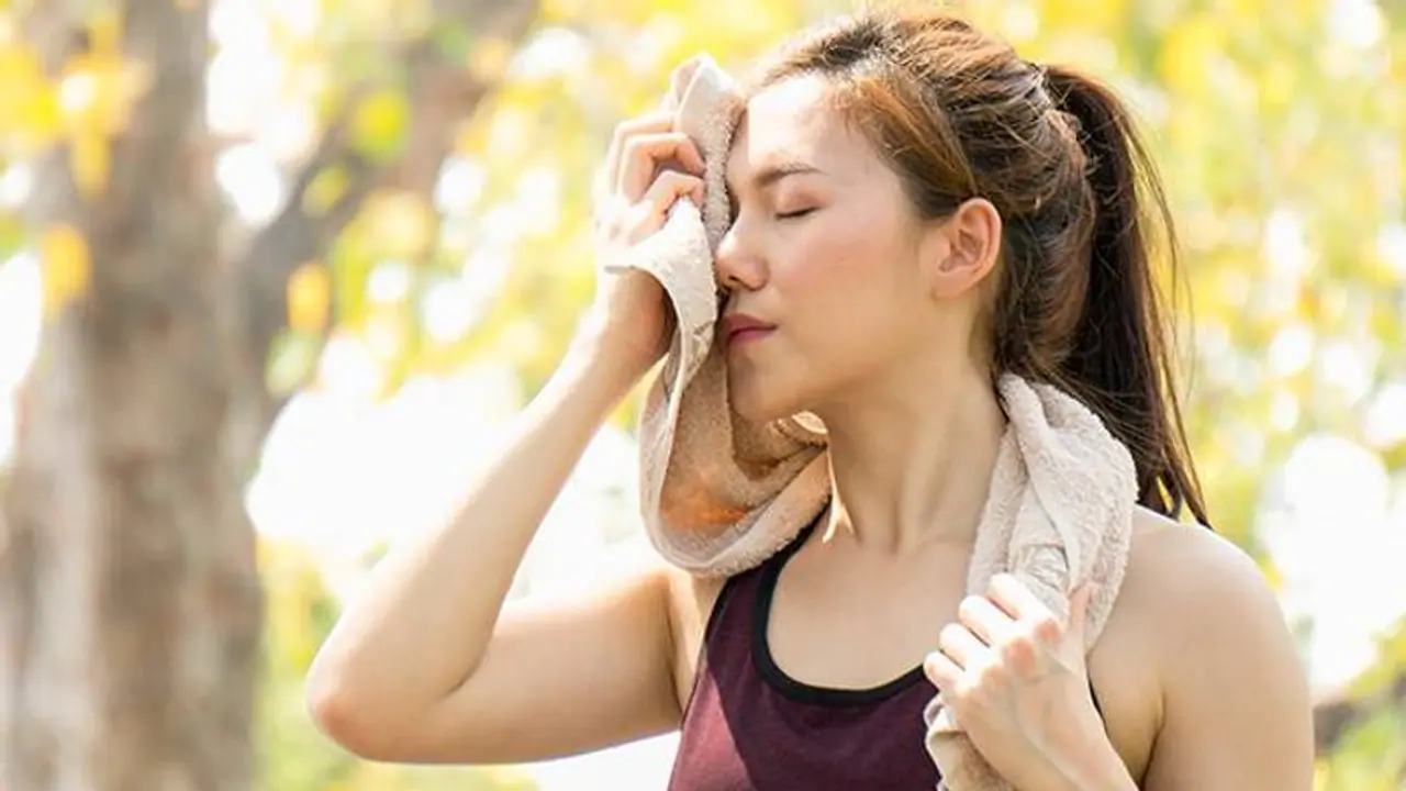 തല അമിതമായി വിയര്ക്കാറുണ്ടോ? എങ്കില് തലമുടിയെ ബാധിക്കുന്നത് ഇങ്ങനെ... തല അമിതമായി വിയര്ക്കാറുണ്ടോ? എങ്കില് തലമുടിയെ ബാധിക്കുന്നത് ഇങ്ങനെ...