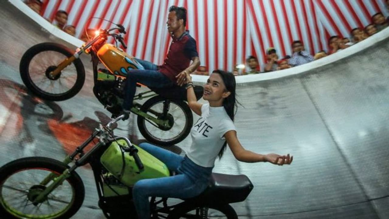 മരണക്കിണറിലെ വനിതാ റൈഡര്, പഠിച്ചത് പന്ത്രണ്ടാമത്തെ വയസ്സില്; ഫെസ്റ്റിവലുകളെ ആവേശം കൊള്ളിച്ച പെണ്കുട്ടി മരണക്കിണറിലെ വനിതാ റൈഡര്, പഠിച്ചത് പന്ത്രണ്ടാമത്തെ വയസ്സില്; ഫെസ്റ്റിവലുകളെ ആവേശം കൊള്ളിച്ച പെണ്കുട്ടി