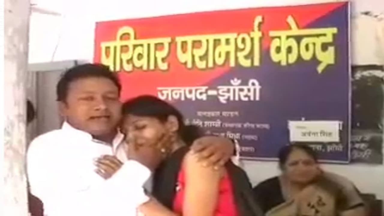 తెగతెంపులకు సిద్దమైన భార్య... పాటపాడి భార్యను కూల్ చేసిన భర్త (వీడియో) తెగతెంపులకు సిద్దమైన భార్య... పాటపాడి భార్యను కూల్ చేసిన భర్త (వీడియో)