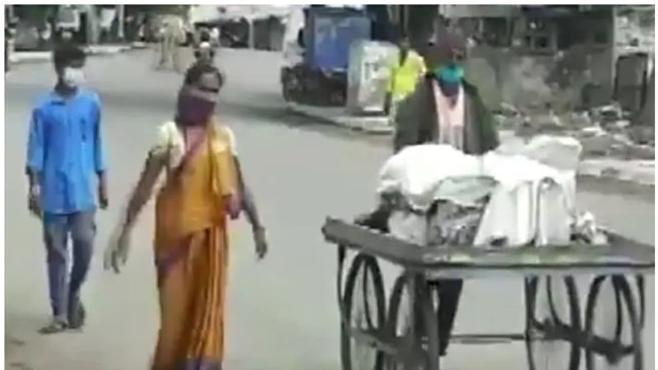 മരണകാരണം കൊവിഡെന്ന് സംശയം, ആരും സഹായിച്ചില്ല; മൃതദേഹം ശ്മശാനത്തിലേക്ക് കൊണ്ടുപോയത് ഉന്തുവണ്ടിയിൽ മരണകാരണം കൊവിഡെന്ന് സംശയം, ആരും സഹായിച്ചില്ല; മൃതദേഹം ശ്മശാനത്തിലേക്ക് കൊണ്ടുപോയത് ഉന്തുവണ്ടിയിൽ