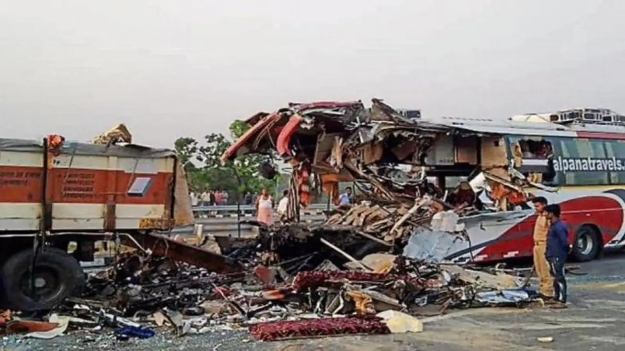 Uttar Pradesh: 6 killed, 20 injured after bus collides with stranded SUV on Lucknow Agra Expressway Uttar Pradesh: 6 killed, 20 injured after bus collides with stranded SUV on Lucknow Agra Expressway