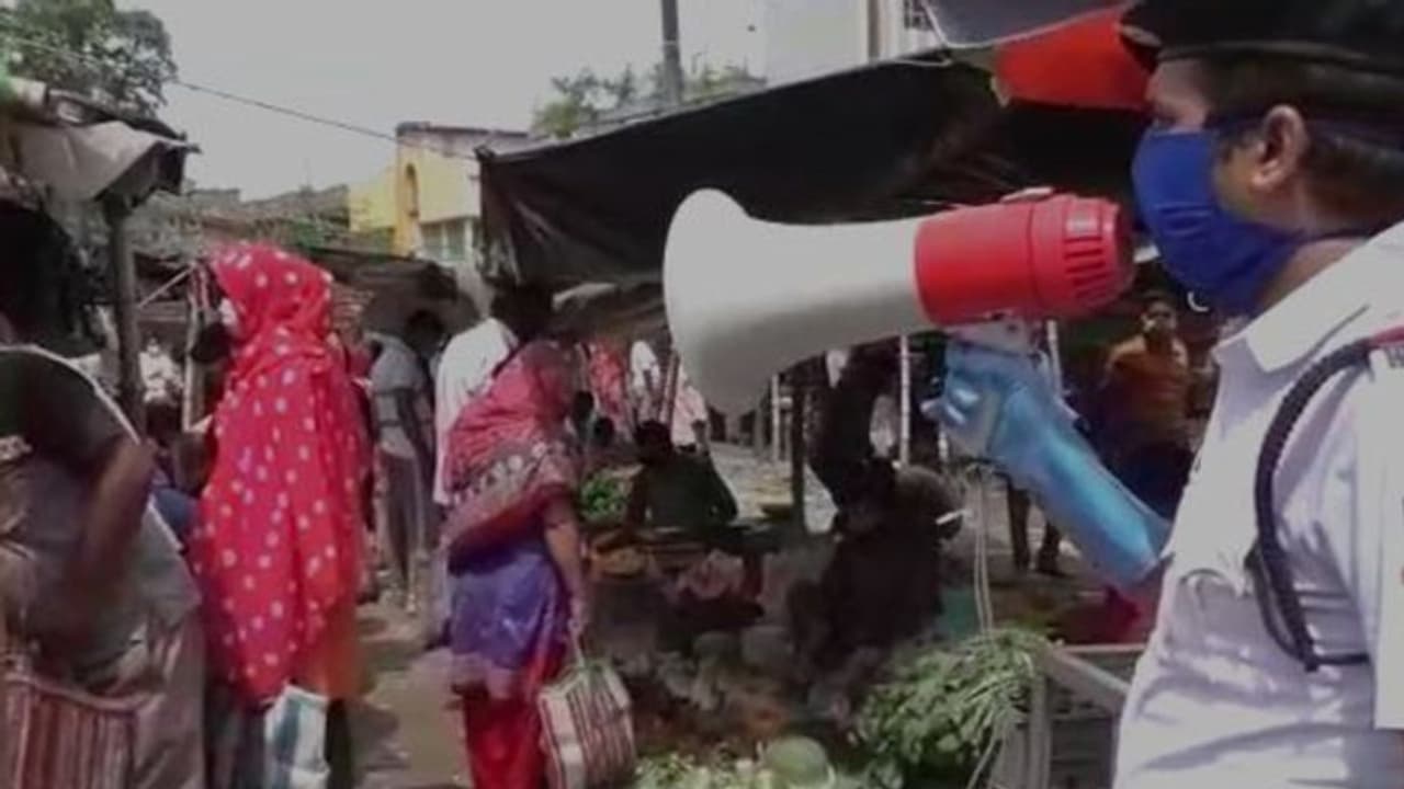 পুলিশের মাইকিং না মেনে উপচে পড়া ভিড় নিউটাউনের বাজারে, ওদিকে বন্ধ মানিকতলা মার্কেট