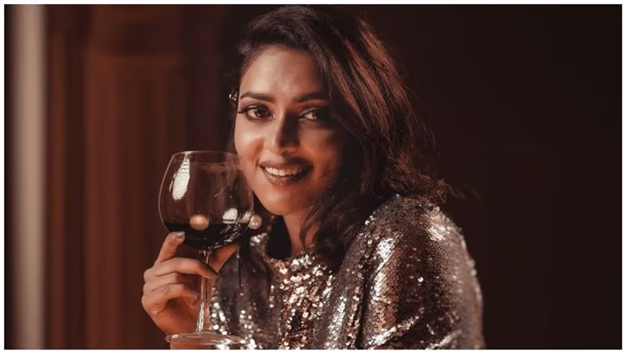 சரக்கு அடிச்சிட்டு... அந்த இடம் தெரிய ஓவர் போதையில் உடல் குலுங்க குலுங்க குதித்த அமலா பால்! வைரல் வீடியோ... சரக்கு அடிச்சிட்டு... அந்த இடம் தெரிய ஓவர் போதையில் உடல் குலுங்க குலுங்க குதித்த அமலா பால்! வைரல் வீடியோ...