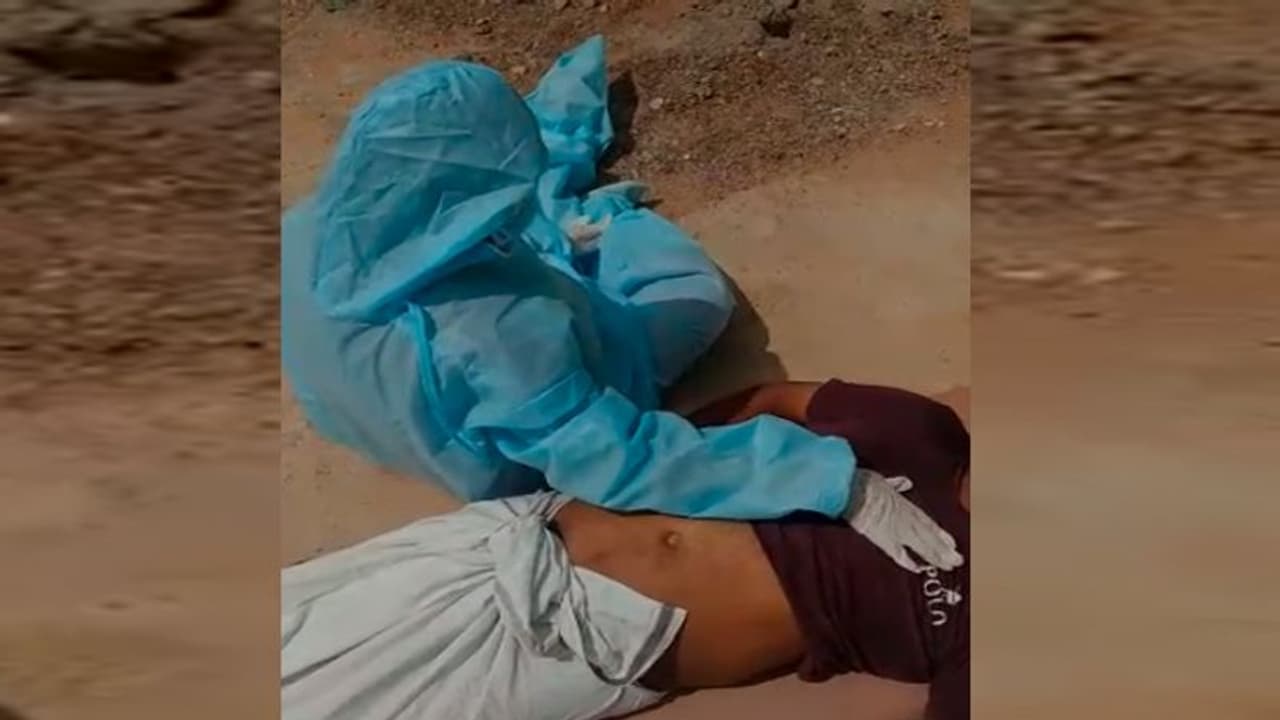 కరోనాతో భర్త మృతి... పిపిఈ కిట్స్ ధరించాకే శవం వద్దకు భార్య (వీడియో) కరోనాతో భర్త మృతి... పిపిఈ కిట్స్ ధరించాకే శవం వద్దకు భార్య (వీడియో)